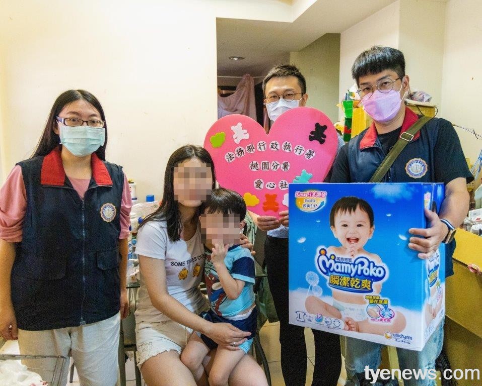 小兄妹家境困難積欠健保費 桃園分署暖心贈尿布
