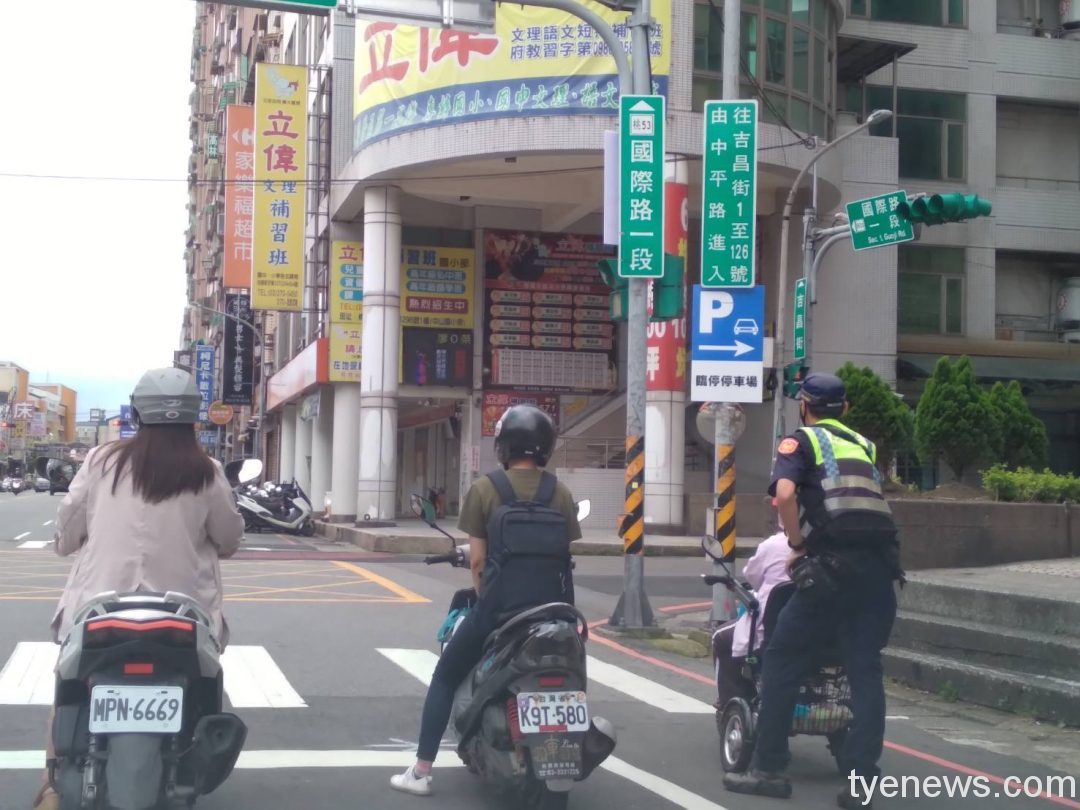 揪感心!桃園交大暖警揮汗推輪椅 助身障婦平安返家 1655521418173