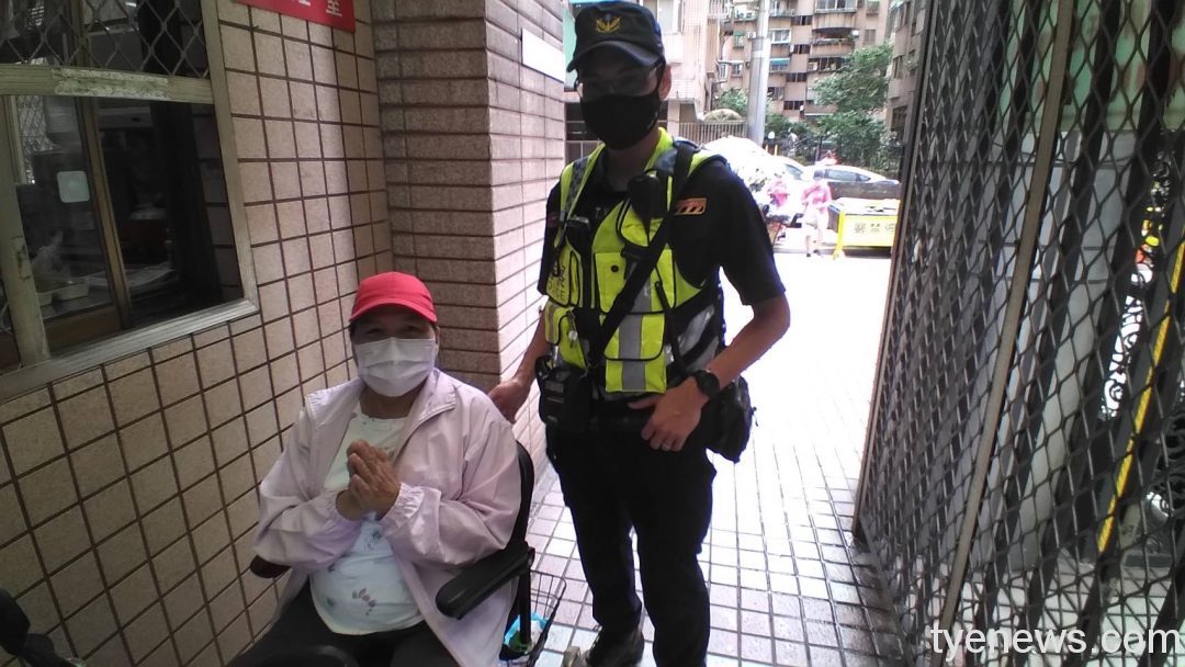 揪感心!桃園交大暖警揮汗推輪椅 助身障婦平安返家 1655521419750