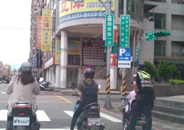 揪感心!桃園交大暖警揮汗推輪椅 助身障婦平安返家