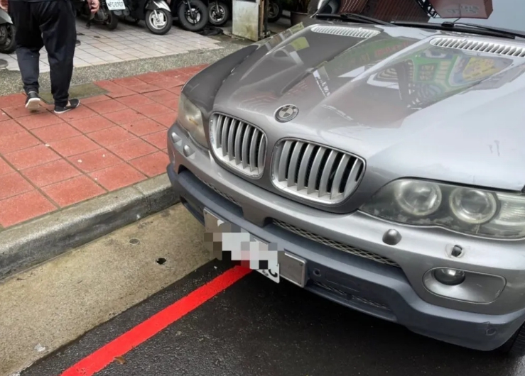 【有片】自小客駕駛疑恍神 撞飛過斑馬線行人