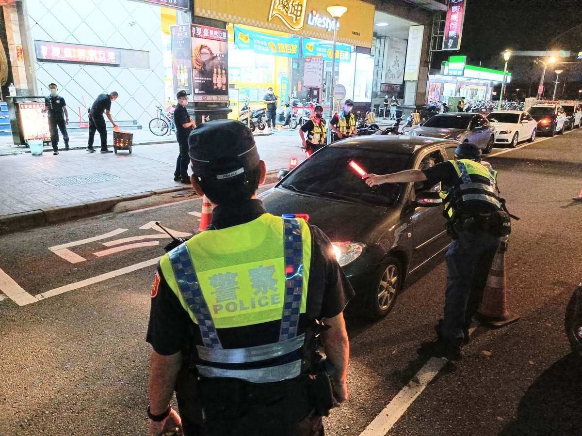 平鎮警長帶隊臨檢 鐵腕防治街頭暴力打擊不法 1658151015004