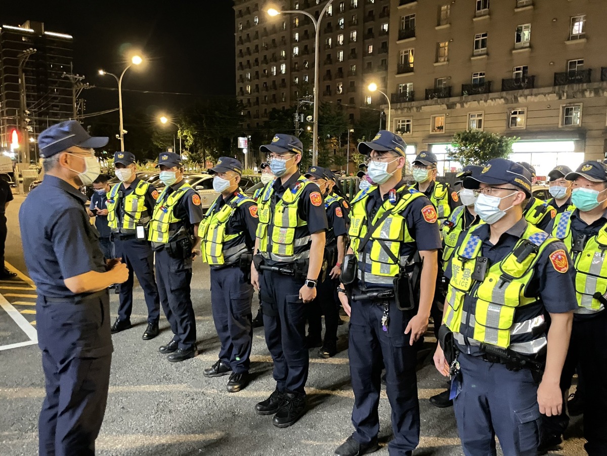 平鎮警長帶隊臨檢 鐵腕防治街頭暴力打擊不法 1658151030893