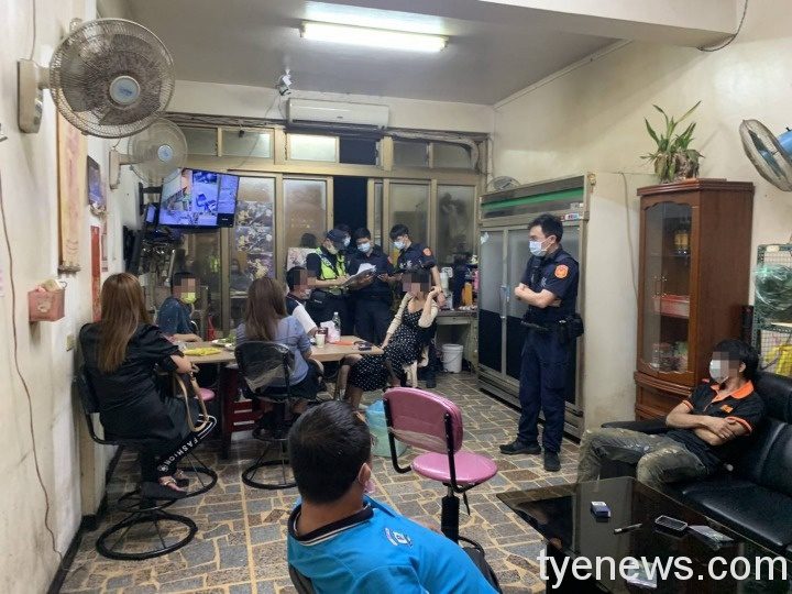 【有片】小吃店無視防疫違規群聚 大園警臨檢依法裁罰 17482