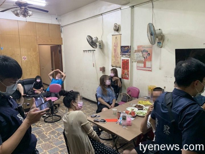 【有片】小吃店無視防疫違規群聚 大園警臨檢依法裁罰 17483