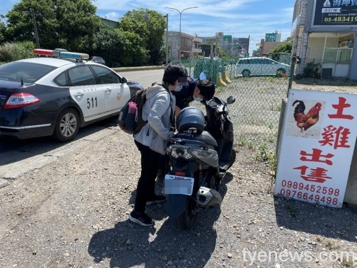 婦人機車拋錨 草漯派出所烈日下幫推車買油解圍 18043 scaled 1