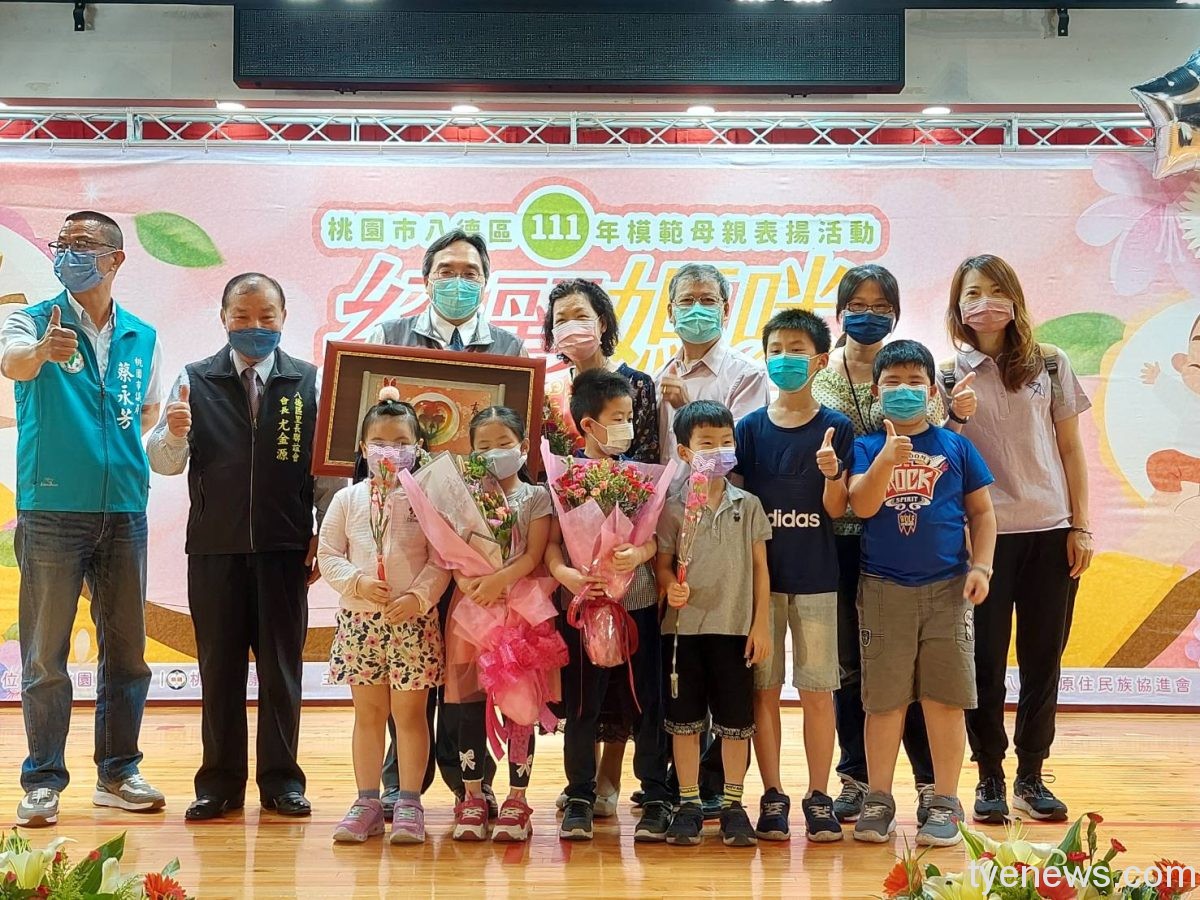 八德區公所表揚模範母親 鄭文燦:每一位都是終身成就獎得主 187687 scaled 1