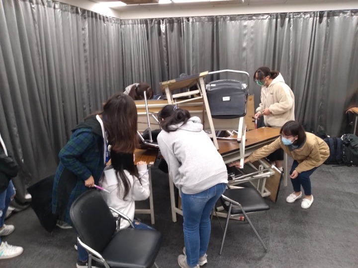 198754 學生經過集體創意,將垂手可得的課桌椅堆疊成創作藝術。