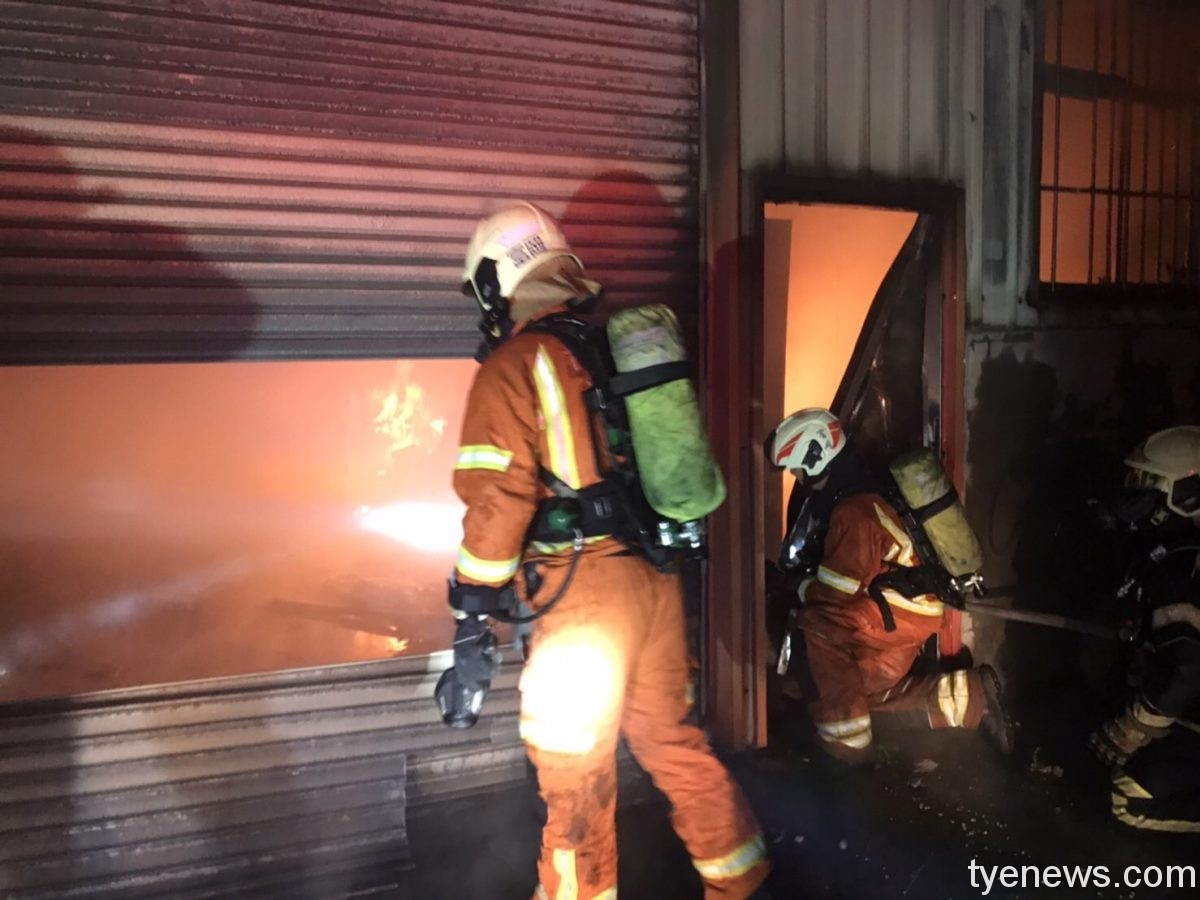 【有片】楊梅鐵皮倉庫冒惡火 消防灌救1.5小時撲滅