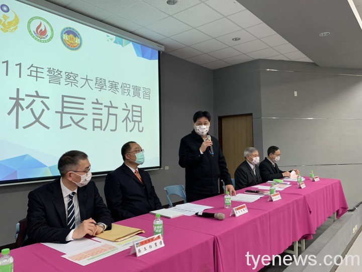 1FEDAEBC-EB04-49D6-8623-ADF3A4CCF5C2 警大校長陳檡文(中)與訓練中心主任梁國偉共同聆聽學生對於實習課程的建議。圖:警大提供