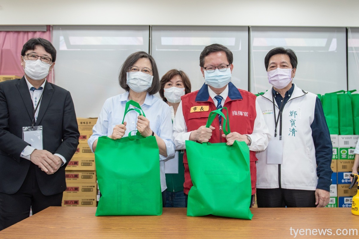 蔡英文520視察桃園防疫關懷包發放:台灣能克服逆境度過疫情 1fc0fae4e690a440324febf93d6a9d0075a00e2