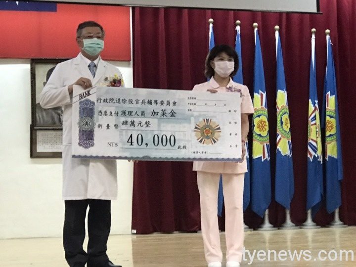 疫情瞬息萬變醫護堅強面對 護師節北榮桃表揚白衣天使 1加菜金