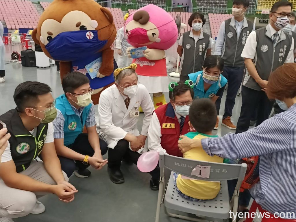 北榮桃分院巨蛋兒童BNT接種站 端午連假不打烊 1市長及院長關懷安撫兒童 scaled 1