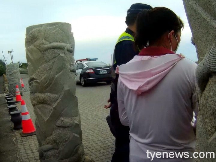 婦人心情不佳海邊散心 警急尋回安撫 2 12 7