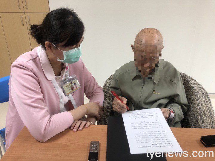 北榮桃「尊嚴療法」榮民攝影師安詳離世 留下生命之書 2 12 9