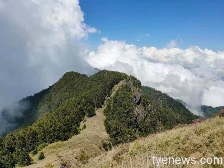每至亭午,風起雲湧,翻山奔來,如浪捲葉。圖 : 陳文發攝 每至亭午,風起雲湧,翻山奔來,如浪捲葉。圖 : 陳文發攝
