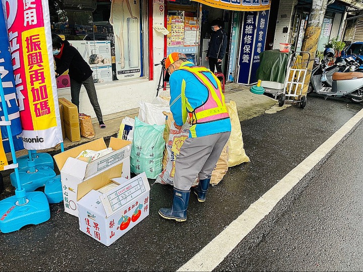 桃市與企業積極照顧資收個體戶 贈年節物資暖過年 2 15