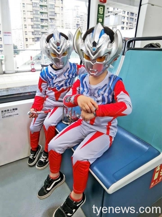 新北捷運推「超人力霸王主題列車」民眾搶搭淡海輕軌拍照打卡 2 3 scaled 2