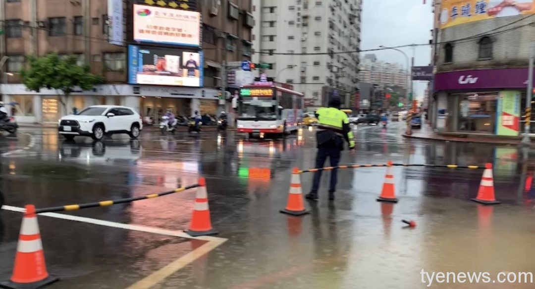 午後大雷雨致多處積水 桃警及時交通疏導
