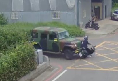 【有片】轉彎閃避不及 騎士瞬間遭軍車擊落