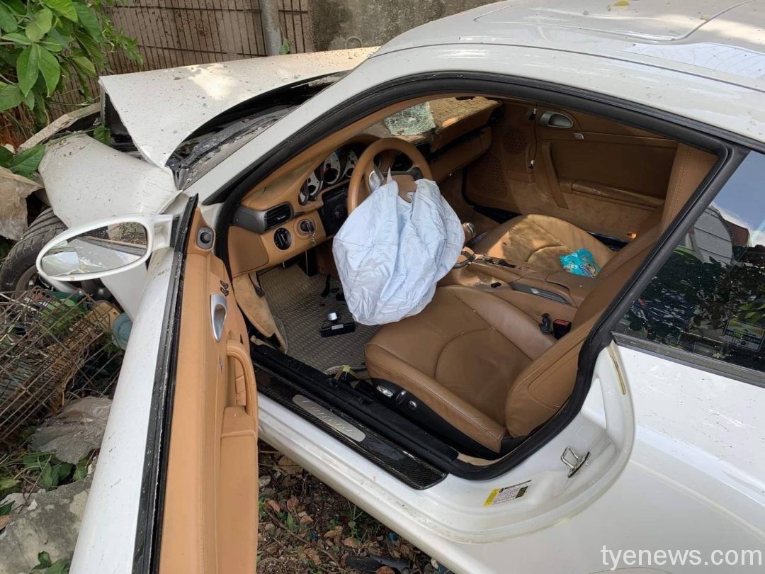 【有片】轉彎失控撞圍牆 自小客車頭毀氣囊爆開