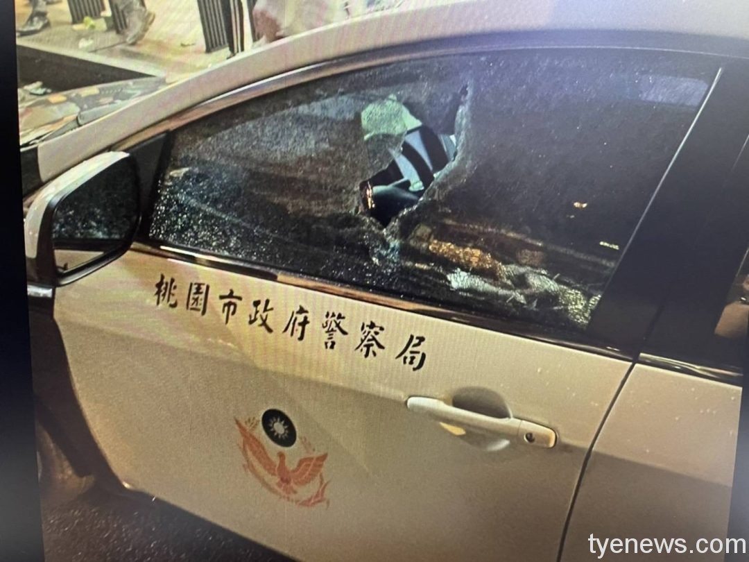 【有片】KTV前互看不順眼爆衝突 男子擊破警車玻璃洩憤