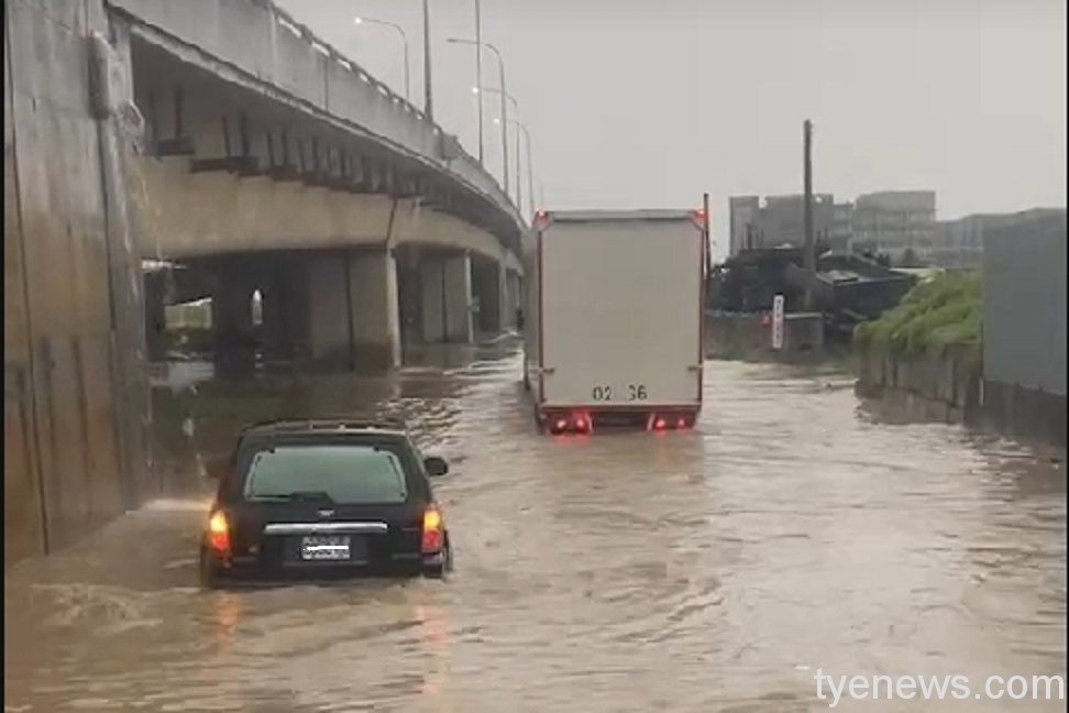 【有片】大雨來襲!馬路變成河 大園警搶救「雕掐」