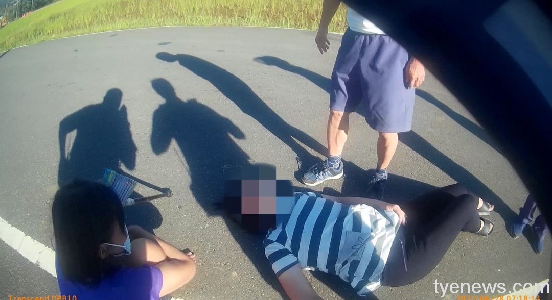 帶失智媽媽散步女兒昏倒路邊 警民協助CPR護送就醫