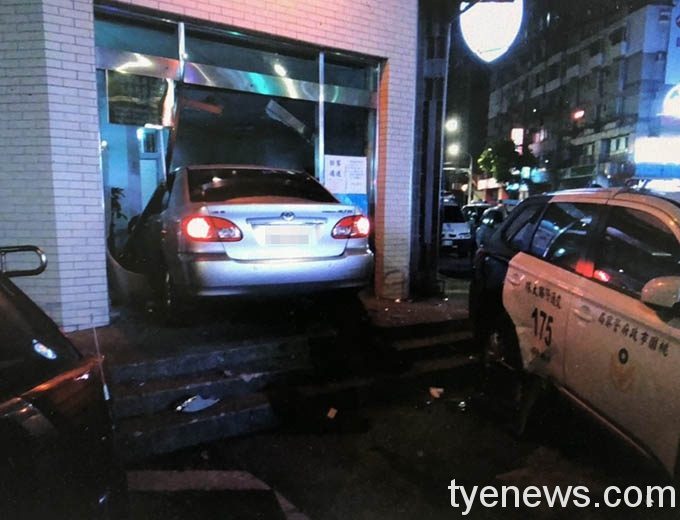 【有片】男駕車疑恍惚失控撞上中壢分局 企圖逃跑被逮住 2 8 5