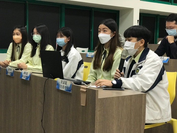 2 中壢高商學生發表,疫苗注射之後,全球準備開放,我們準備好了嗎。圖:桃園市教育局提供