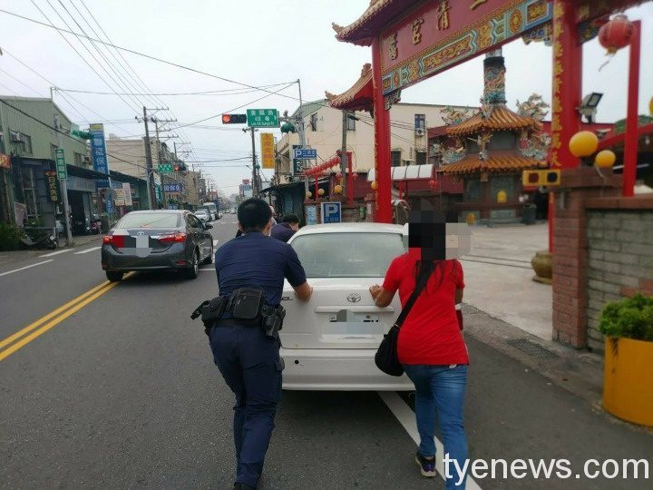 婦人拜拜途中車輛突拋錨 八德巡警熱心推車助解圍 201247