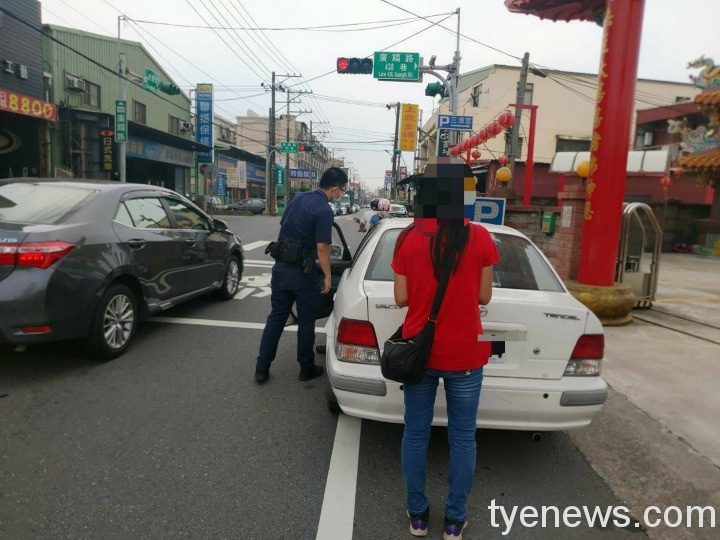 婦人拜拜途中車輛突拋錨 八德巡警熱心推車助解圍 201248
