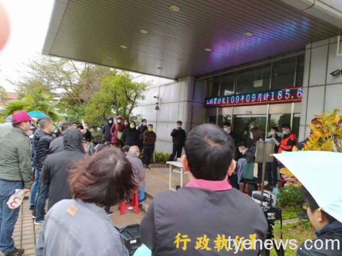 「123聯合拍賣會」民眾不受天候影響 熱烈搶購轎車、羊毛被