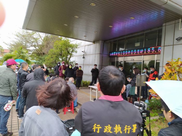 「123聯合拍賣會」民眾不受天候影響 熱烈搶購轎車、羊毛被 20210105174851930