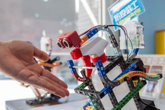 智慧防疫新概念 祥儀機器人擔起防疫工作