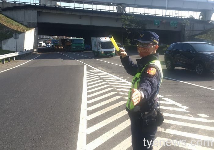 桃市警局設計「標語口罩」警察不用開口民眾就明白 20210204162520603