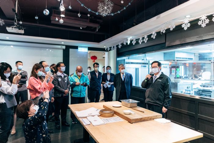 鄭文燦品嘗美食、體驗水晶肥皂打印 推薦你來桃園玩 20210223144427575
