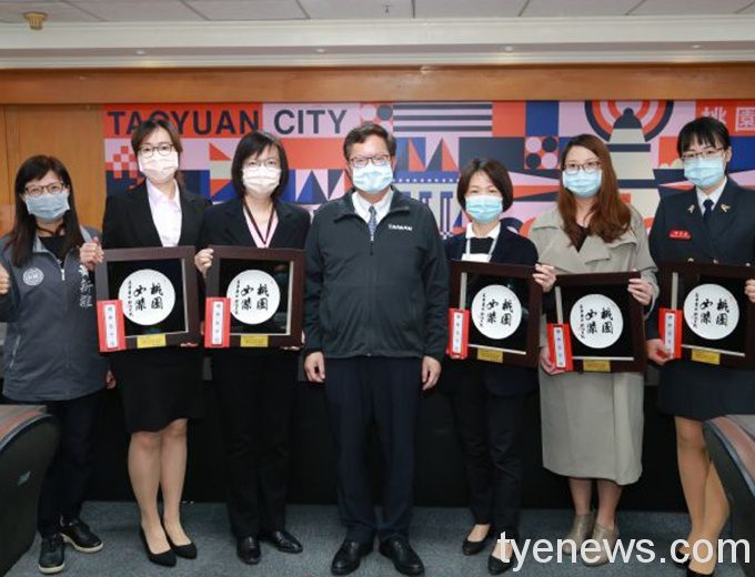 鄭文燦感謝付出 公開表揚5傑出女公務員及地政前局長 20210303100626883