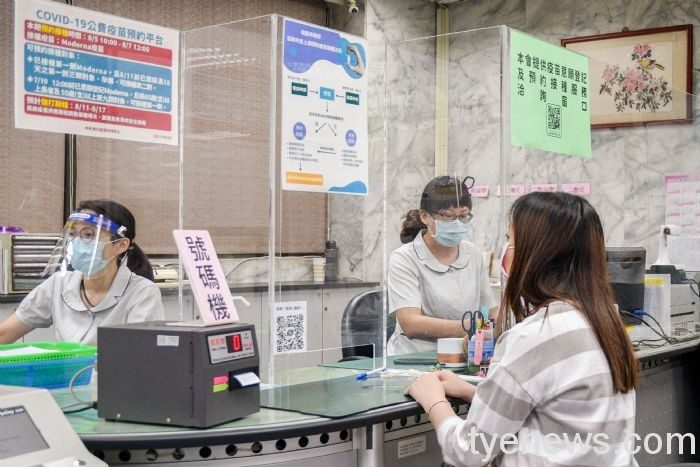 桃園市政府擴大第一線服務窗口設置「疫苗預約服務中心」。圖:市府提供 桃園市政府擴大第一線服務窗口設置「疫苗預約服務中心」。圖:市府提供