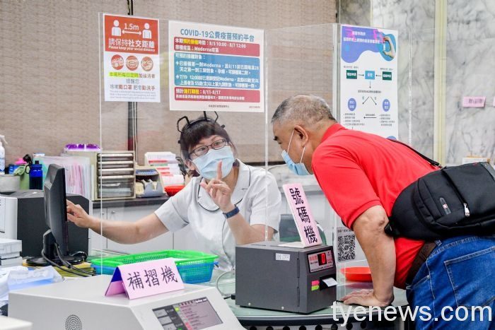 桃園市政府擴大第一線服務窗口設置「疫苗預約服務中心」。圖:市府提供 桃園市政府擴大第一線服務窗口設置「疫苗預約服務中心」。圖:市府提供
