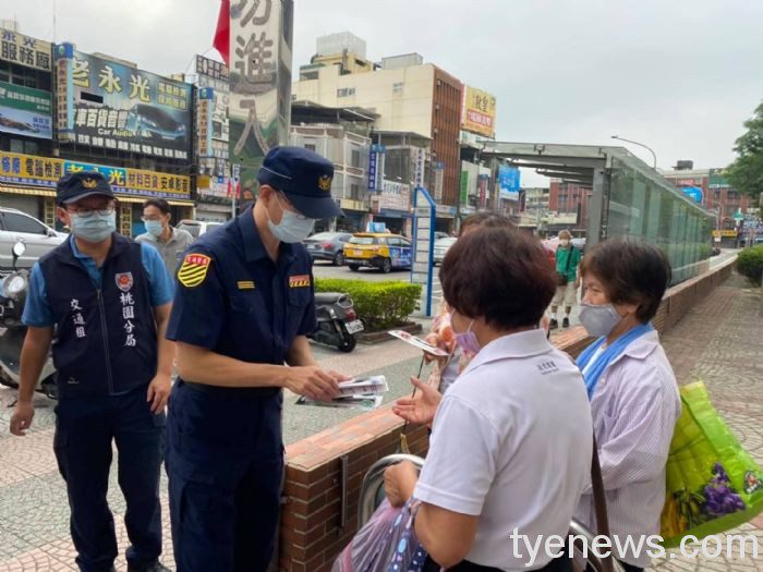 桃警加強交通安全月宣導 「路口慢停看、行人停看聽」 20211001090431520