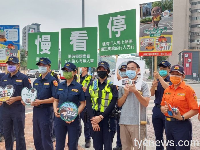 桃警加強交通安全月宣導 「路口慢停看、行人停看聽」 20211001090432298