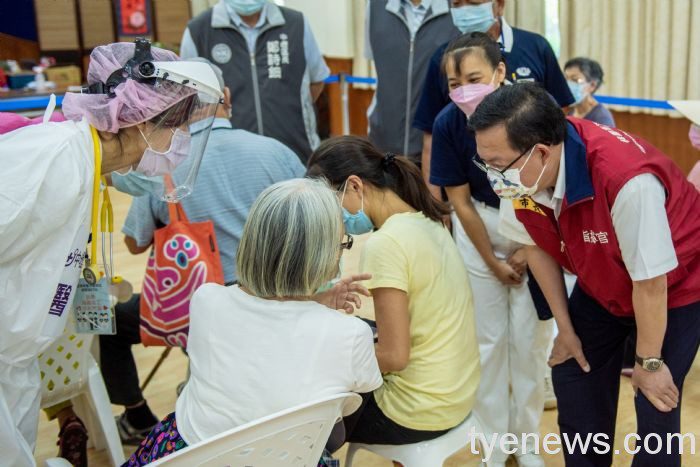 慈濟中壢志業園區接種站 師兄姐、醫護用心服務長者 20211006130427160