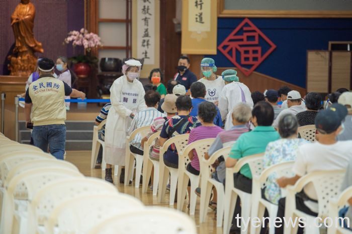慈濟中壢志業園區接種站 師兄姐、醫護用心服務長者 20211006130436298