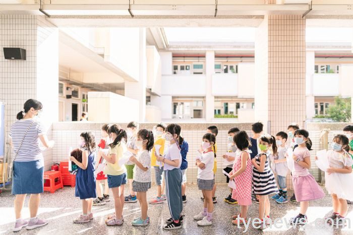蘆竹龍安國小為學童施打流感疫苗 鄭文燦幫「呼呼」 20211015102003898