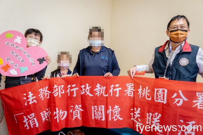8歲童與母生活艱辛無力繳保費 桃園分署捐物資贈慰問金 20211109190202714