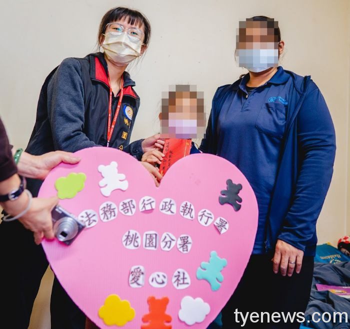 8歲童與母生活艱辛無力繳保費 桃園分署捐物資贈慰問金 20211109190203096