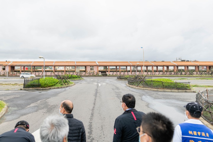 竹圍漁港進出道路龜裂、狹窄易塞車 桃市斥資逾千萬改善 20211118180813314