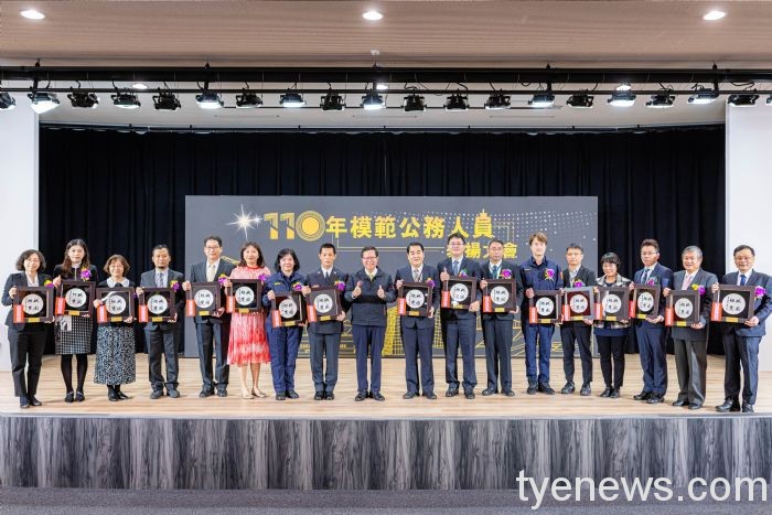 110年桃市模範公務員表揚大會 鄭文燦頒獎感謝同仁努力 20211209143238431