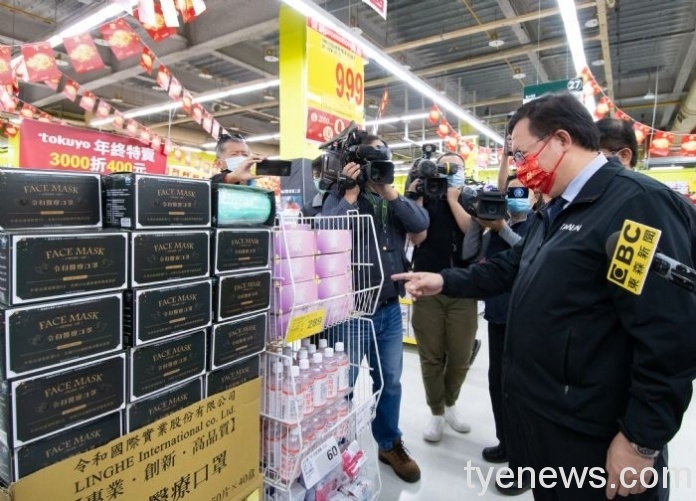 視察平鎮大潤發 鄭文燦:落實防疫安心採買過好年 2021131150 32 2 scaled 1